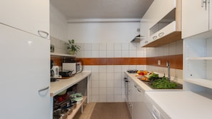 Wasserkocher mit Kaffee-/Teezubehör, Kühlschrank, Mikrowelle, Ofen