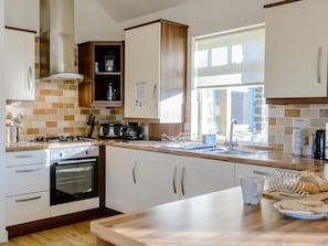 Oven, dishwasher, high chair, cookware/dishes/utensils - 3 Bed in Alnwick (oc-80483) (Newton-by-the-Sea)