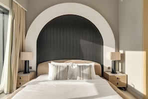 Apartamento superluxo, sacada, vista para a cidade | Cofres nos quartos, cortinas blackout, ferros/tábuas de passar roupa