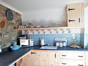 Oven, dishwasher, high chair, cookware/dishes/utensils - 2 Bed in Llanybydder (oc-81353) (Brynteg)