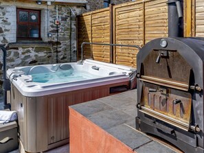 Ein Whirlpool und ein Kaminofen inmitten der Natur.