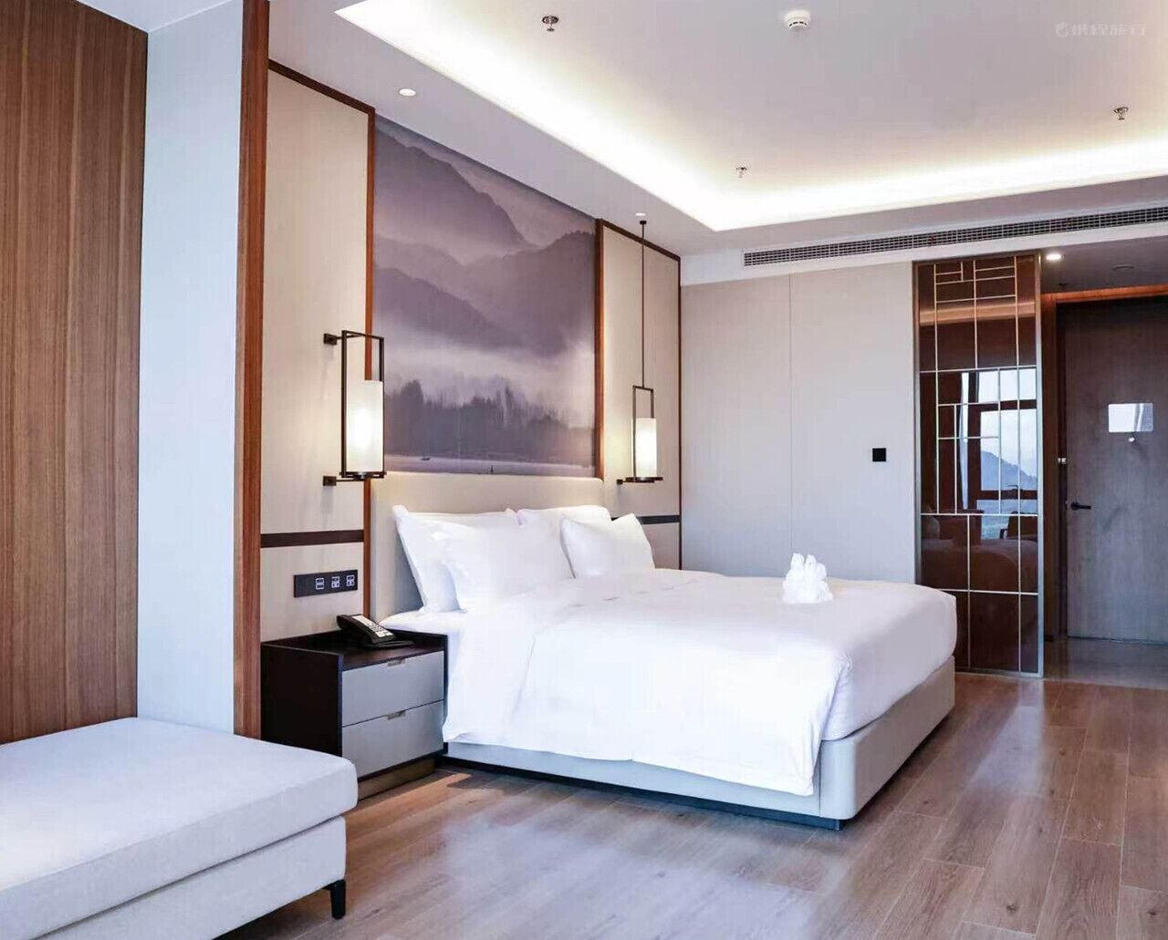 Habitación doble superior, vista al lago | Caja de seguridad en la habitación, cortinas blackout y wifi gratis 