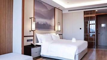 Quarto casal superior, vista para o lago | Cofres nos quartos, cortinas blackout, Wi-Fi de cortesia
