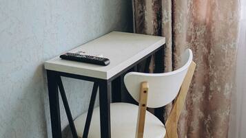 Skrivebord for bærbar PC og wi-fi (inkludert)