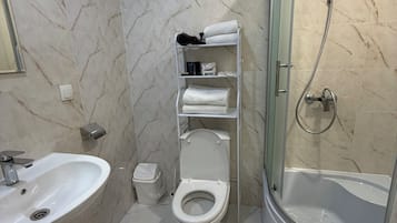 Douche, sèche-cheveux, serviettes fournies, savon