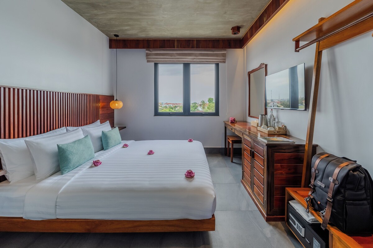 Minibar, desk, iron/ironing board (on request), WiFi (free)