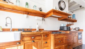 Wasserkocher mit Kaffee-/Teezubehör, Kühlschrank, Mikrowelle, Ofen