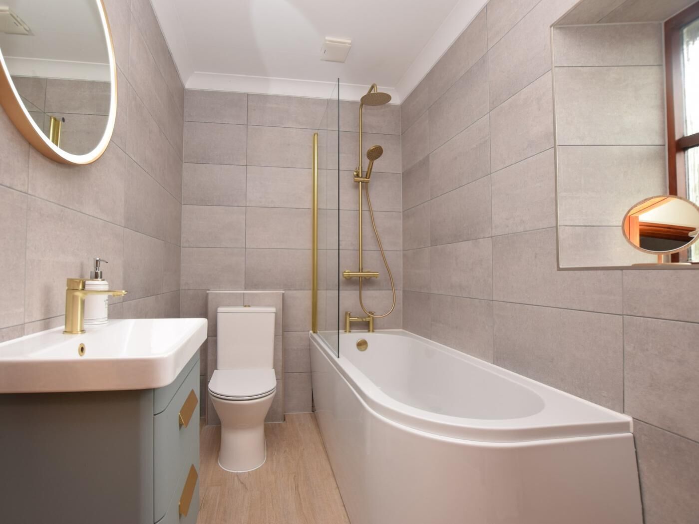 Un bagno moderno con servizi igienici, lavandino e vasca da bagno.