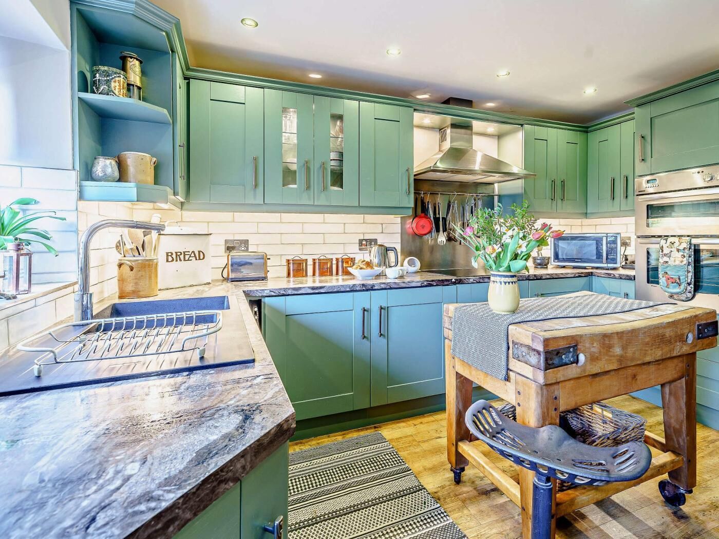Oven, dishwasher, cookware/dishes/utensils
