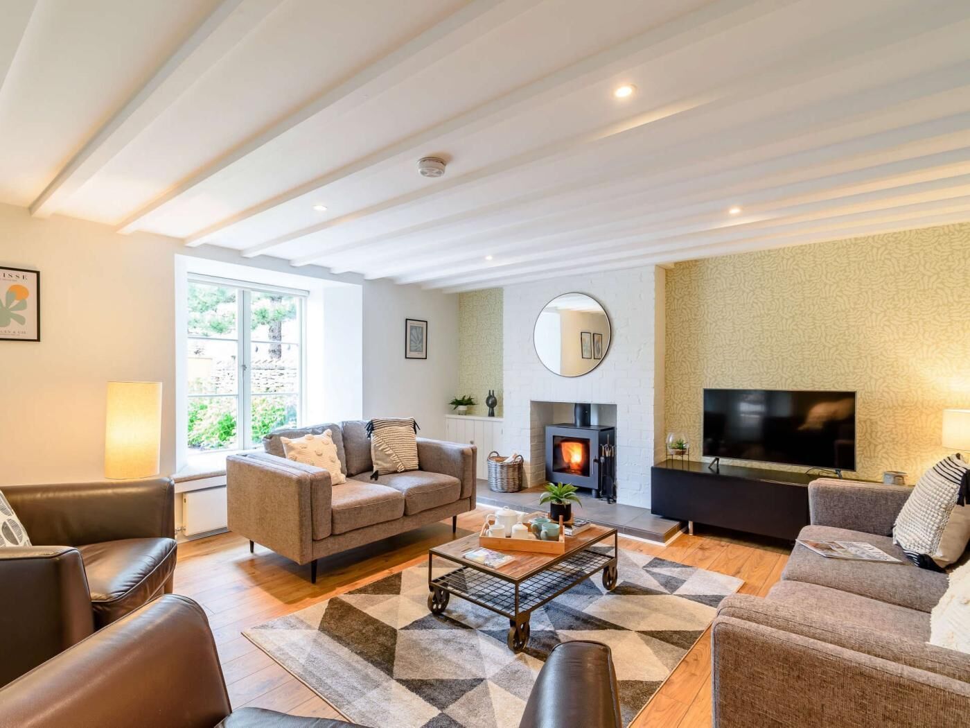 TV, fireplace