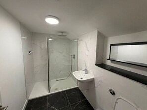 Dusche, Haartrockner, Bidet, Handtücher
