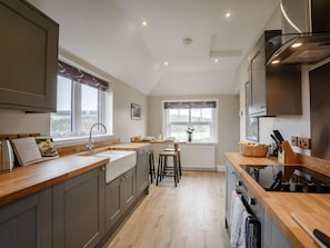 Oven, dishwasher, high chair, cookware/dishes/utensils - 2 Bed in Duns (oc-82759) (Duns)