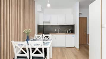 Fridge, stovetop, coffee/tea maker, electric kettle