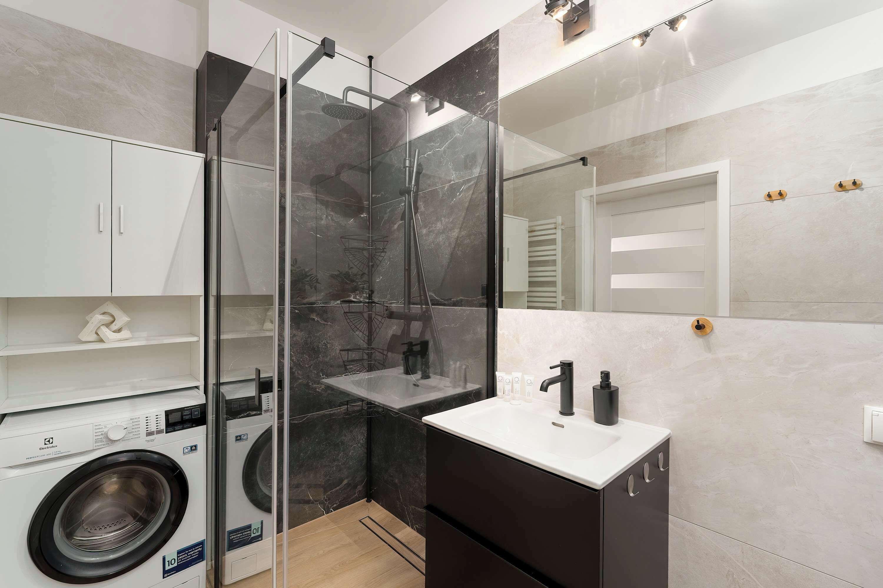 Shower, hair dryer, towels, shampoo