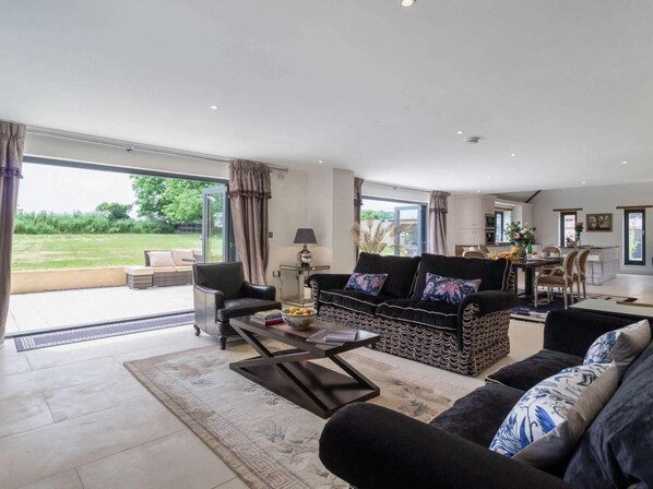 TV - 2 Bed in Lowestoft (oc-82801) (Lound)