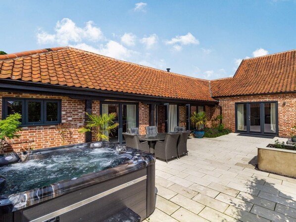 Terrace/patio - 3 Bed in Lowestoft (oc-82802) (Lound)