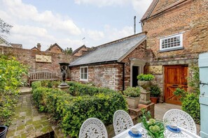Outdoor dining - 3 Bed in Ludlow (oc-82889) (Ludlow)