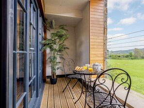 Outdoor dining - 2 Bed in Keighley (oc-83162) (Cononley)