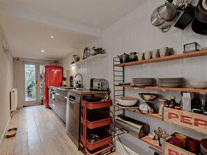 Oven, dishwasher, highchair, cookware/dishes/utensils - 2 Bed in Whitstable (oc-83291) (Whitstable)