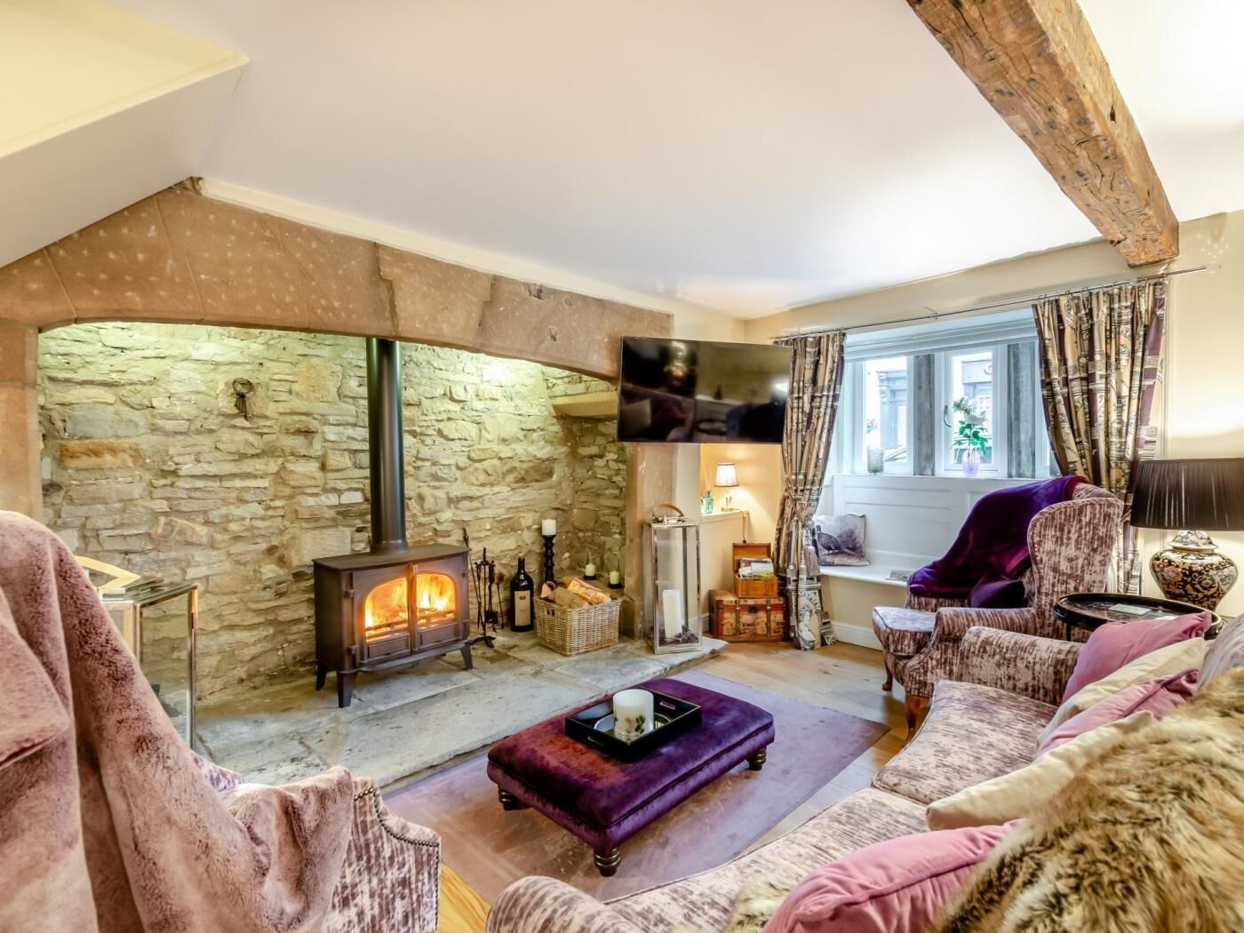 TV, fireplace