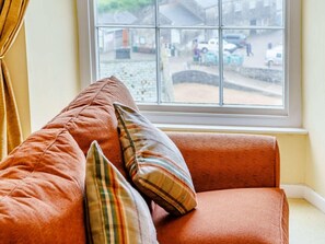 Ein Fenster mit Blick auf eine Straße und Gebäude.