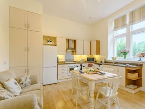 Oven, dishwasher, high chair, cookware/dishes/utensils - 1 Bed in Langholm (oc-83343) (Langholm)