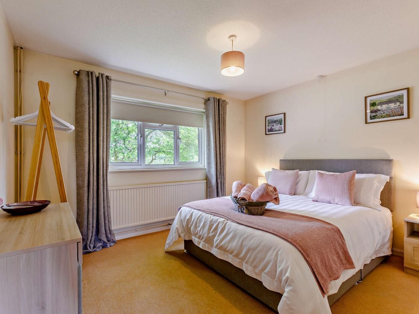 2 bedrooms, travel cot, free WiFi, bed sheets
