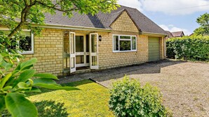 A single-story house with a brick facade, a front door, and a small front yard with a gravel path. - 2 Bed in Moreton In Marsh (oc-83379) (Blockley)
