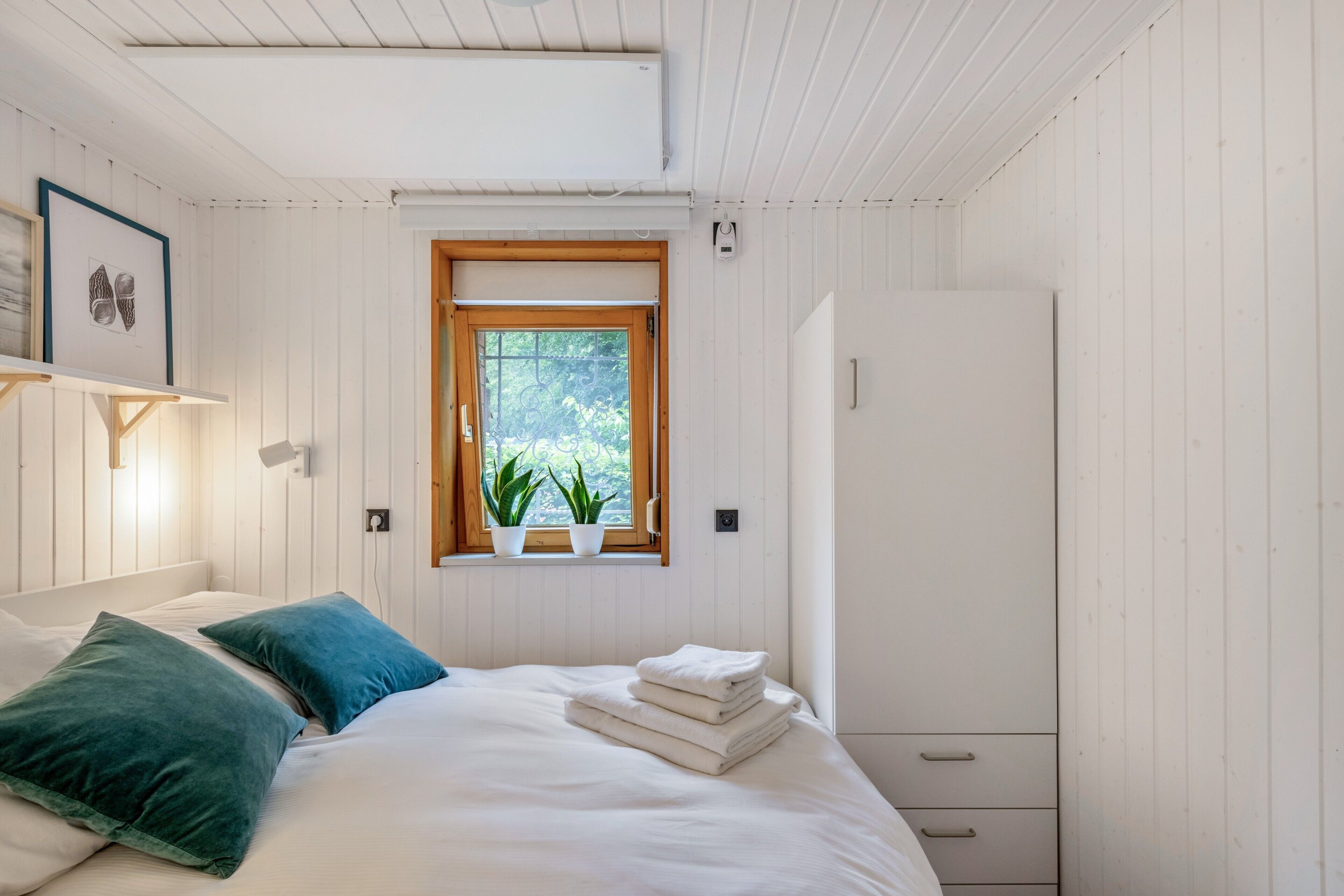 Tabla de planchar con plancha, wifi, ropa de cama