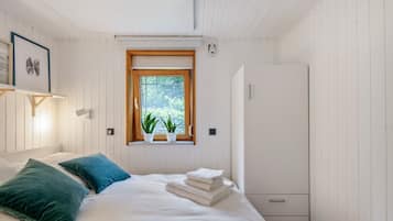 Tabla de planchar con plancha, wifi, ropa de cama