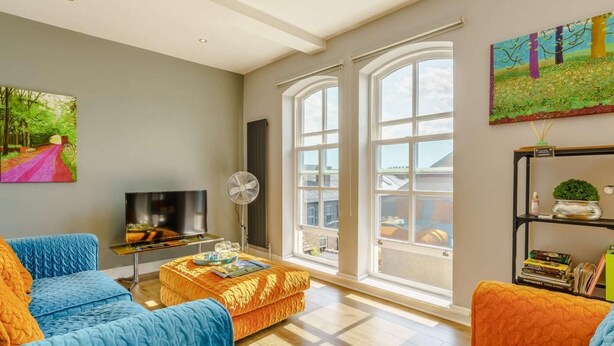 A living room with a TV, a fan, and a bookshelf. - 2 Bed in Ripon (oc-83763) (Ripon)