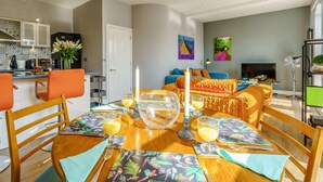 A modern living room with a dining area, a kitchen, and a fireplace. - 2 Bed in Ripon (oc-83763) (Ripon)