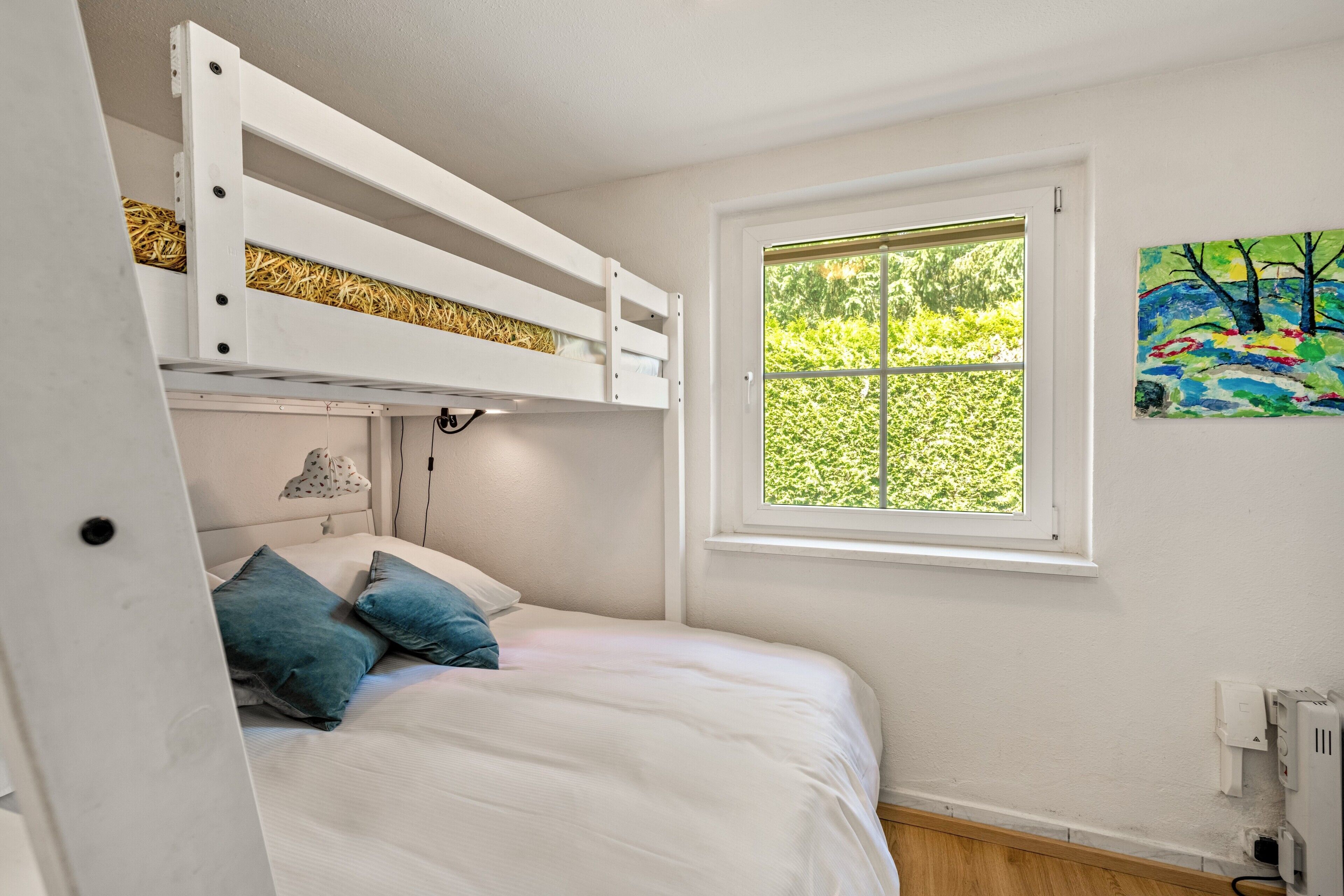 Iron/ironing board, bed sheets