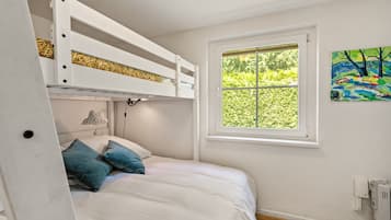 Iron/ironing board, bed sheets