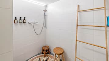 Dusche, Haartrockner, Handtücher
