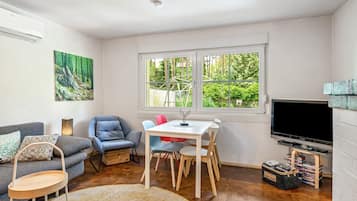 Fernseher, Kamin, DVD-Player, Stereoanlage