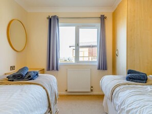 Travel crib, free WiFi, bed sheets - 3 Bed in Torpoint (oc-83792) (Millbrook)