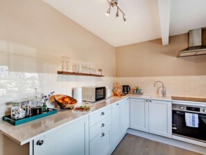 Oven, highchair, cookware/dishes/utensils - 1 Bed in York (oc-84002) (Crayke)