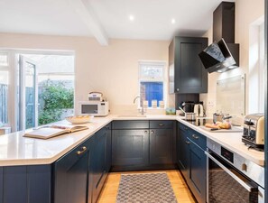 Oven, dishwasher, cookware/dishes/utensils - 3 Bed in Swanage (oc-84019) (Swanage)