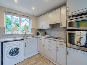 Microwave, oven, high chair, cookware/dishes/utensils - 2 Bed in Grange-over-sands (oc-85284) (Grange-over-Sands)