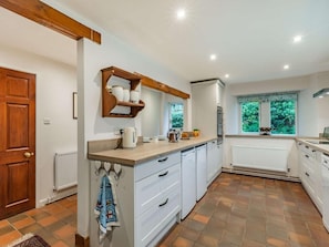 Oven, dishwasher, highchair, cookware/dishes/utensils - 5 Bed in Ashbourne (oc-85565) (Thorpe)