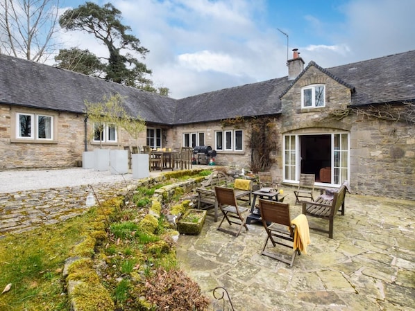 Outdoor dining - 5 Bed in Ashbourne (oc-85565) (Thorpe)