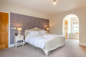 A bedroom with a bed, bedside tables, and a door. - 5 Bed in Preston (oc-85675) (Weeton-with-Preese)