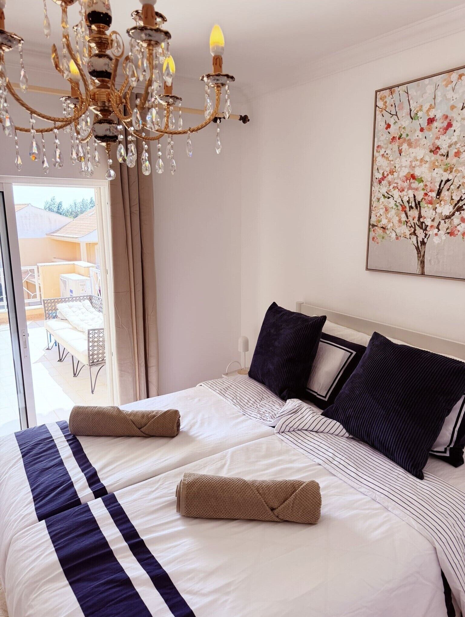 Iron/ironing board, WiFi, bed sheets