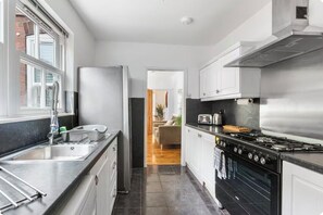 Private kitchen - 4Bed Available | Contractor Stay | Free Parking (Hugglescote)