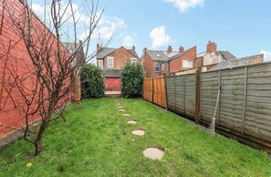 Property grounds - 4Bed Available | Contractor Stay | Free Parking (Hugglescote)