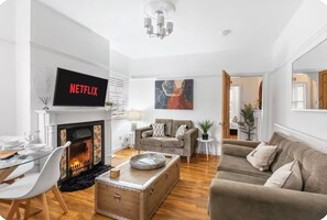 Living area - 4Bed Available | Contractor Stay | Free Parking (Hugglescote)