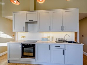 Microwave, oven, high chair, cookware/dishes/utensils - 2 Bed in Hawick (oc-86021) (Hawick)