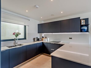 Oven, dishwasher, high chair, cookware/dishes/utensils - 2 Bed in Ramsgate (oc-86126) (Ramsgate)