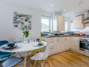 Oven, dishwasher, cookware/dishes/utensils - 2 Bed in Y Felinheli (oc-86260) (Y Felinheli)
